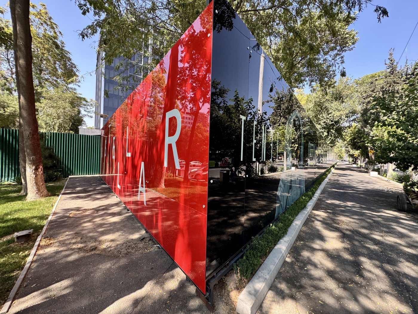 Colour and mirror glass hoarding panels on the same perimeter in Tashkent
